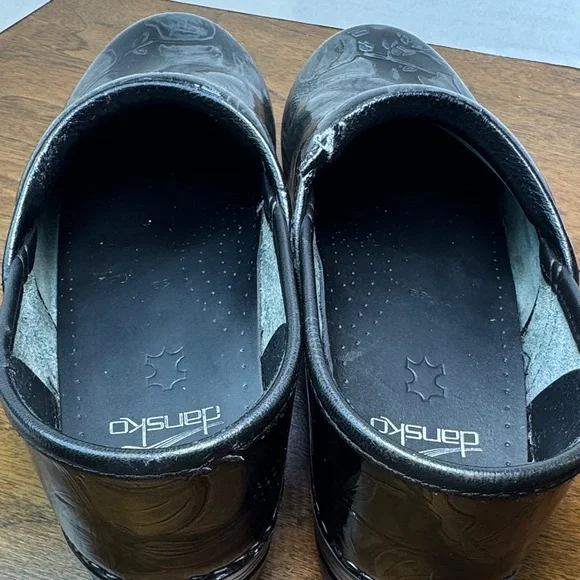 Dansko Tooled Shiny Black Leather Floral Clogs Slip-on Shoes, sz 39, 8-8.5 - Picture 13 of 16